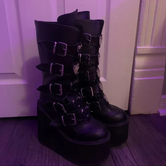 black ♡ clasp Demonias , used but in great condition! - Picture 4 of 4